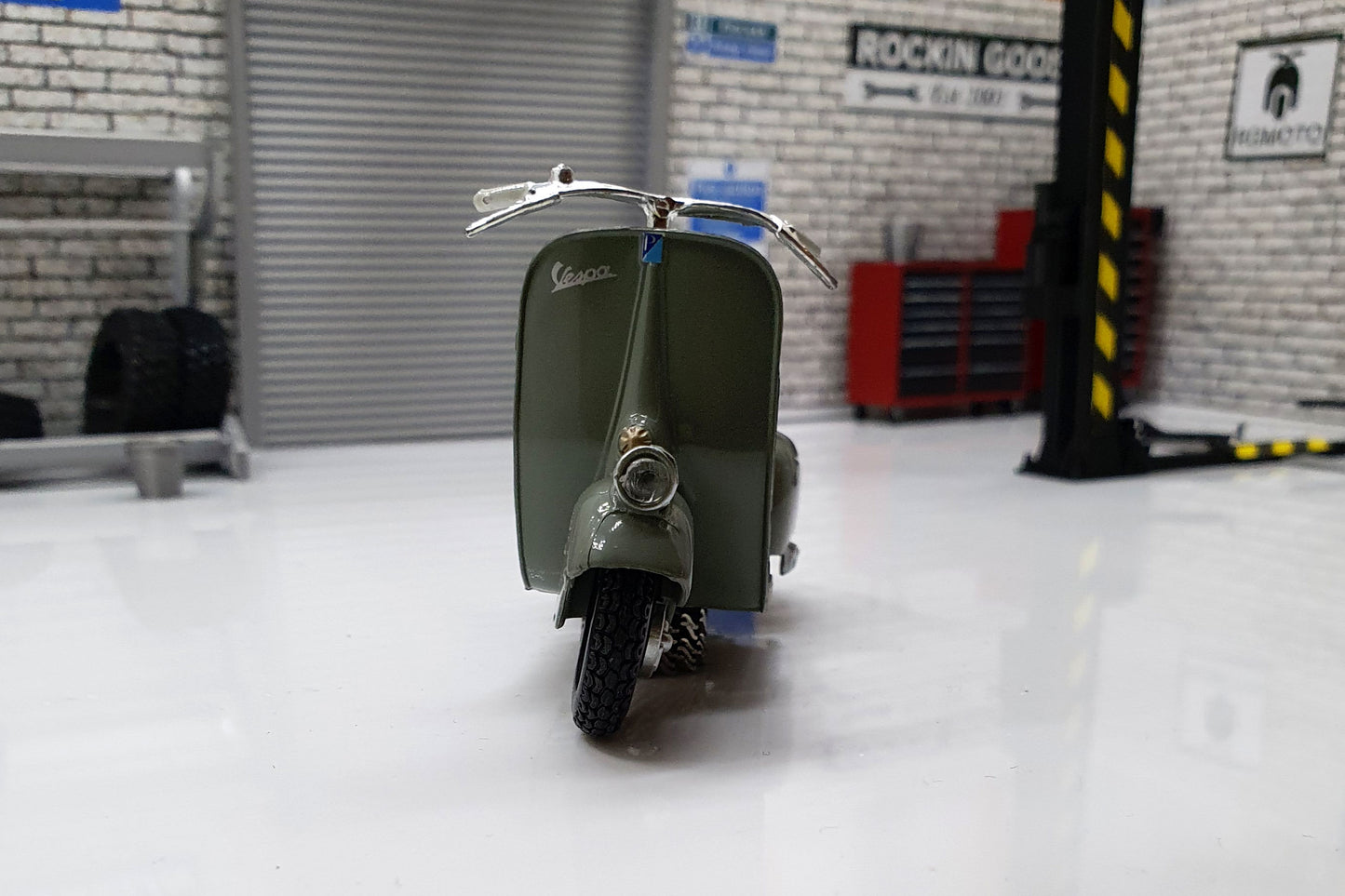 Vespa 98 - 1946 1:18 Scale Scooter