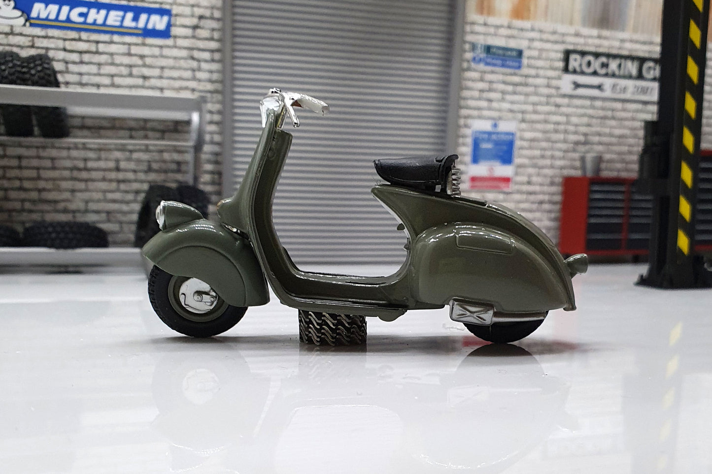 Vespa 98 - 1946 1:18 Scale Scooter