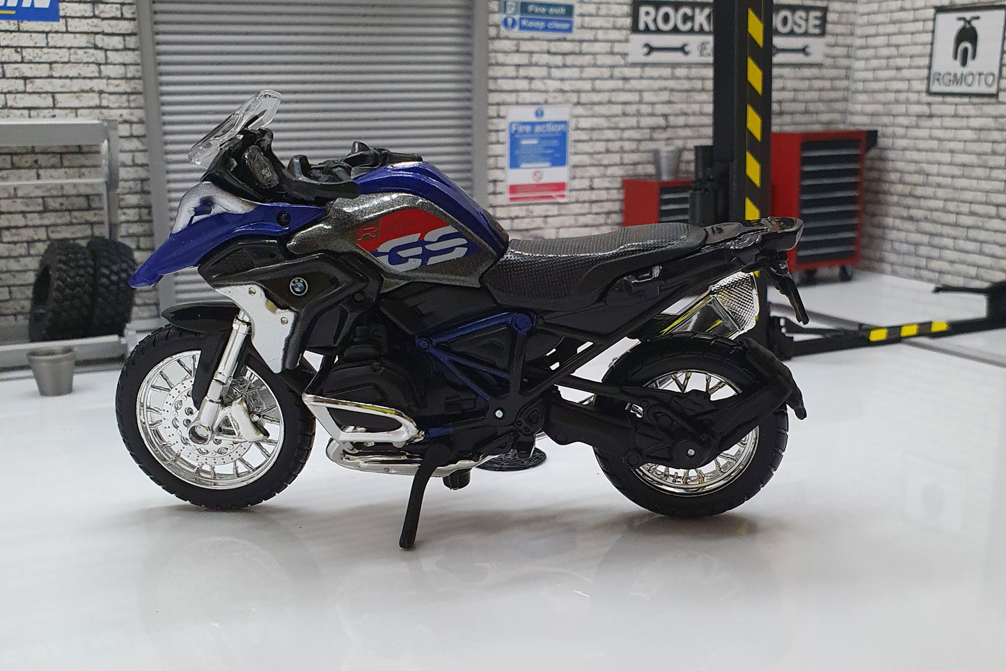 BMW 1200 GS 2017 Blue 1:18 Scale