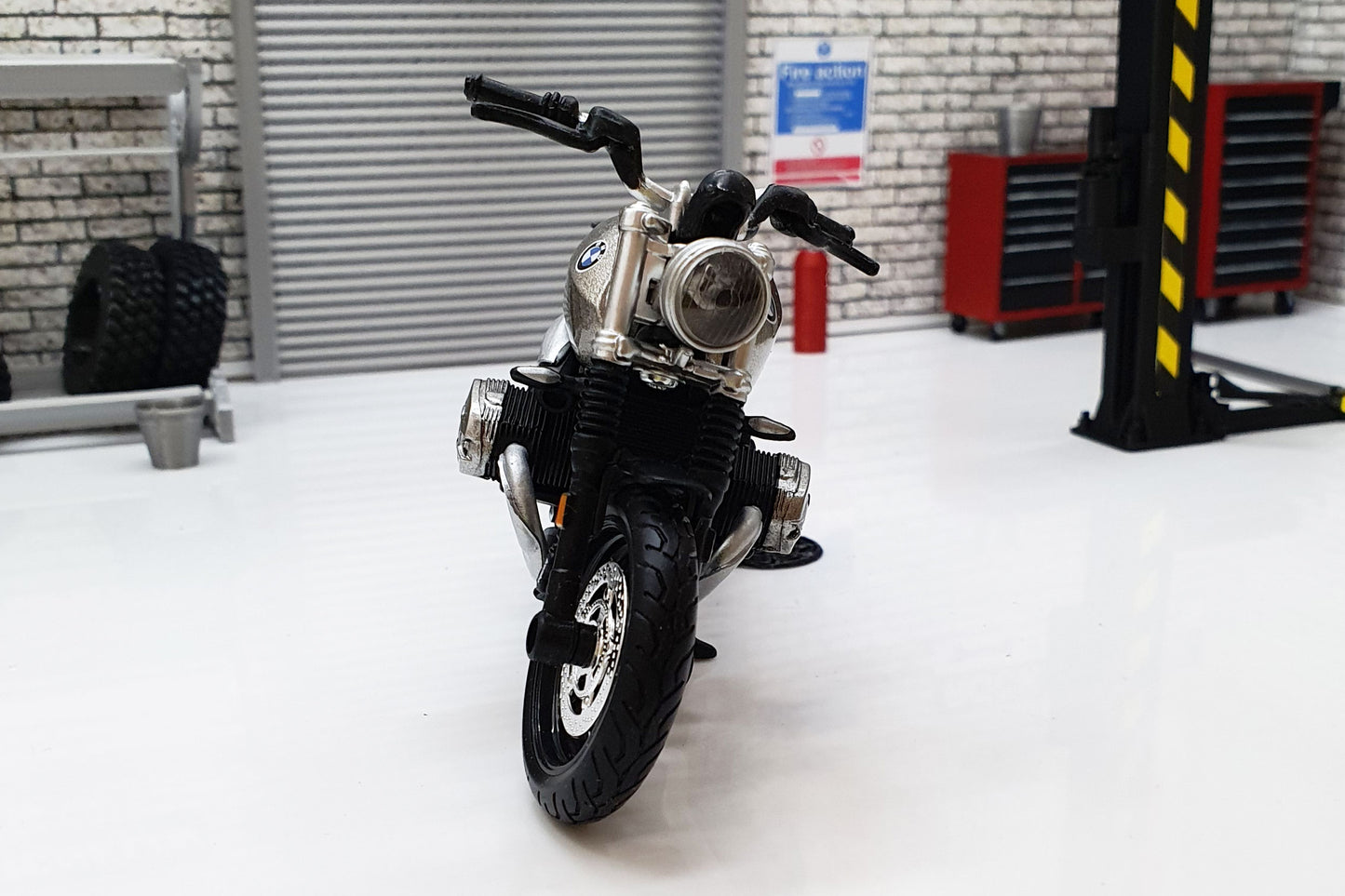 BMW nineT Scrambler 1:18 Scale