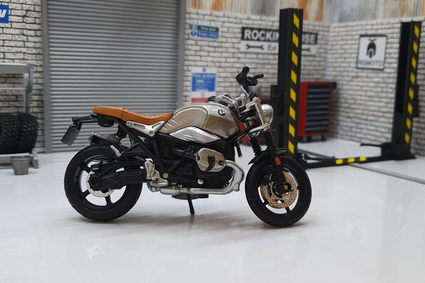 BMW nineT Scrambler 1:18 Scale