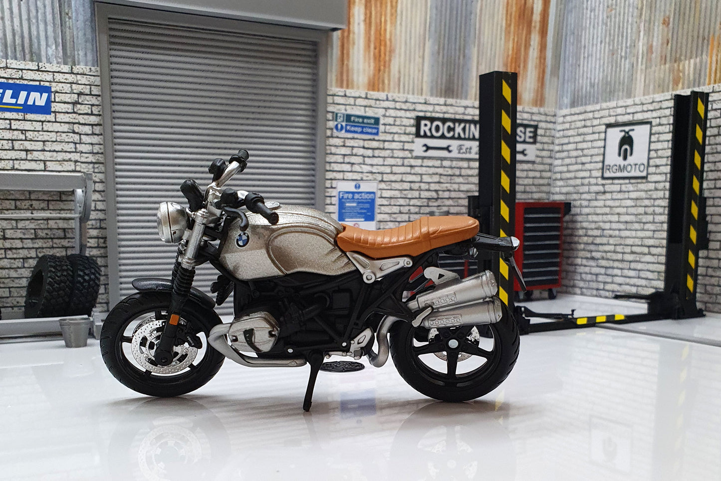 BMW nineT Scrambler 1:18 Scale