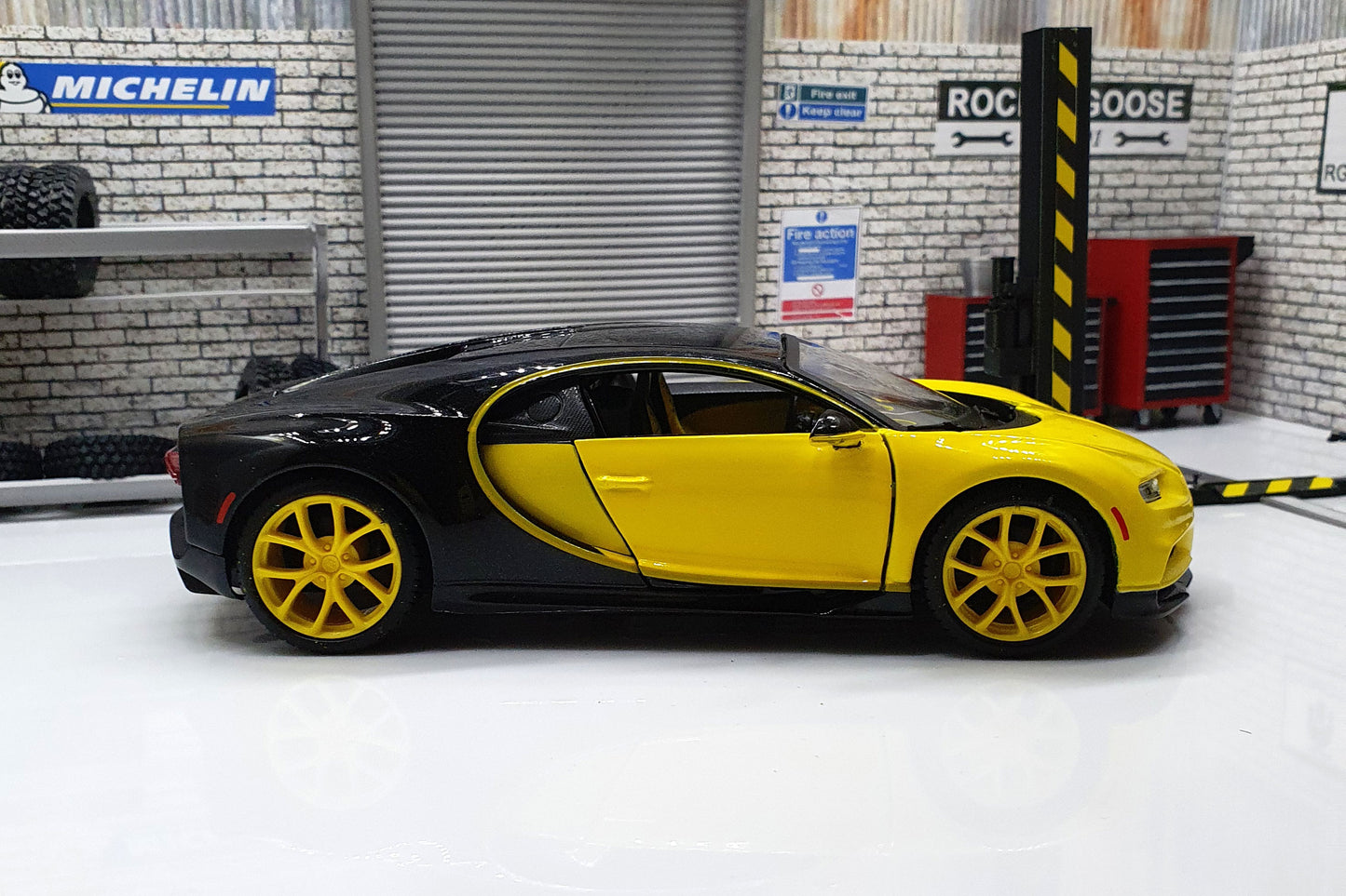 Bugatti Chiron - Yellow 1:24 Scale Car Model