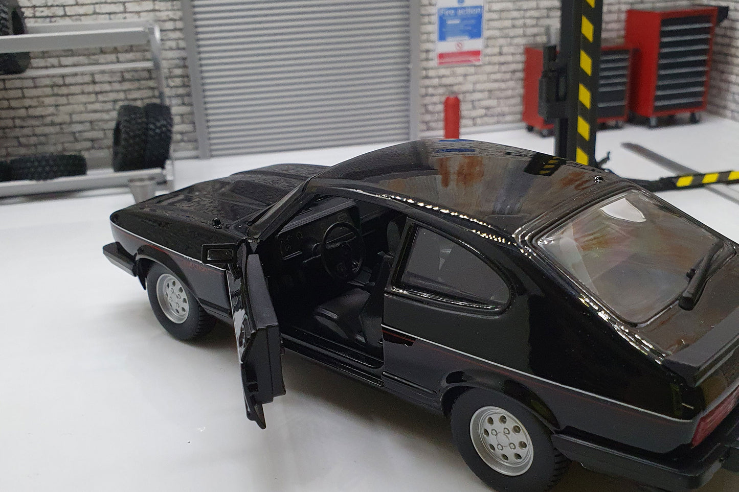 Ford Capri 2.8 Injection Black 1:24 Scale Car Model Bburango