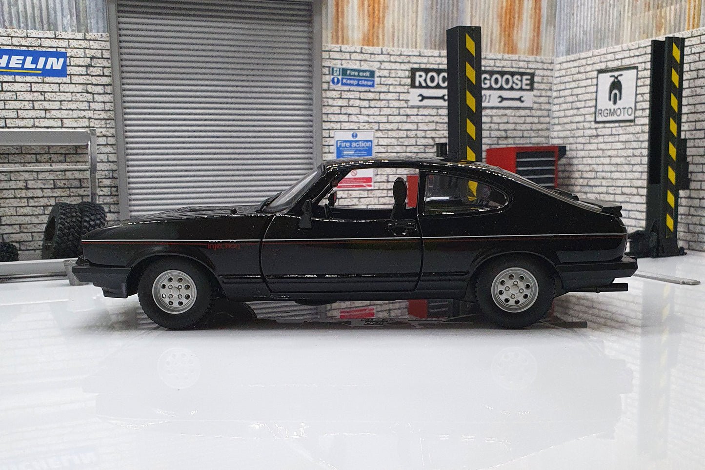 Ford Capri 2.8 Injection Black 1:24 Scale Car Model Bburango