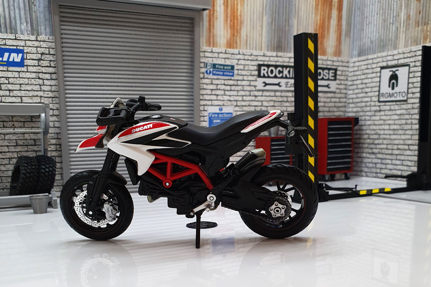 Ducati Hypermotard SP 1:18 Scale