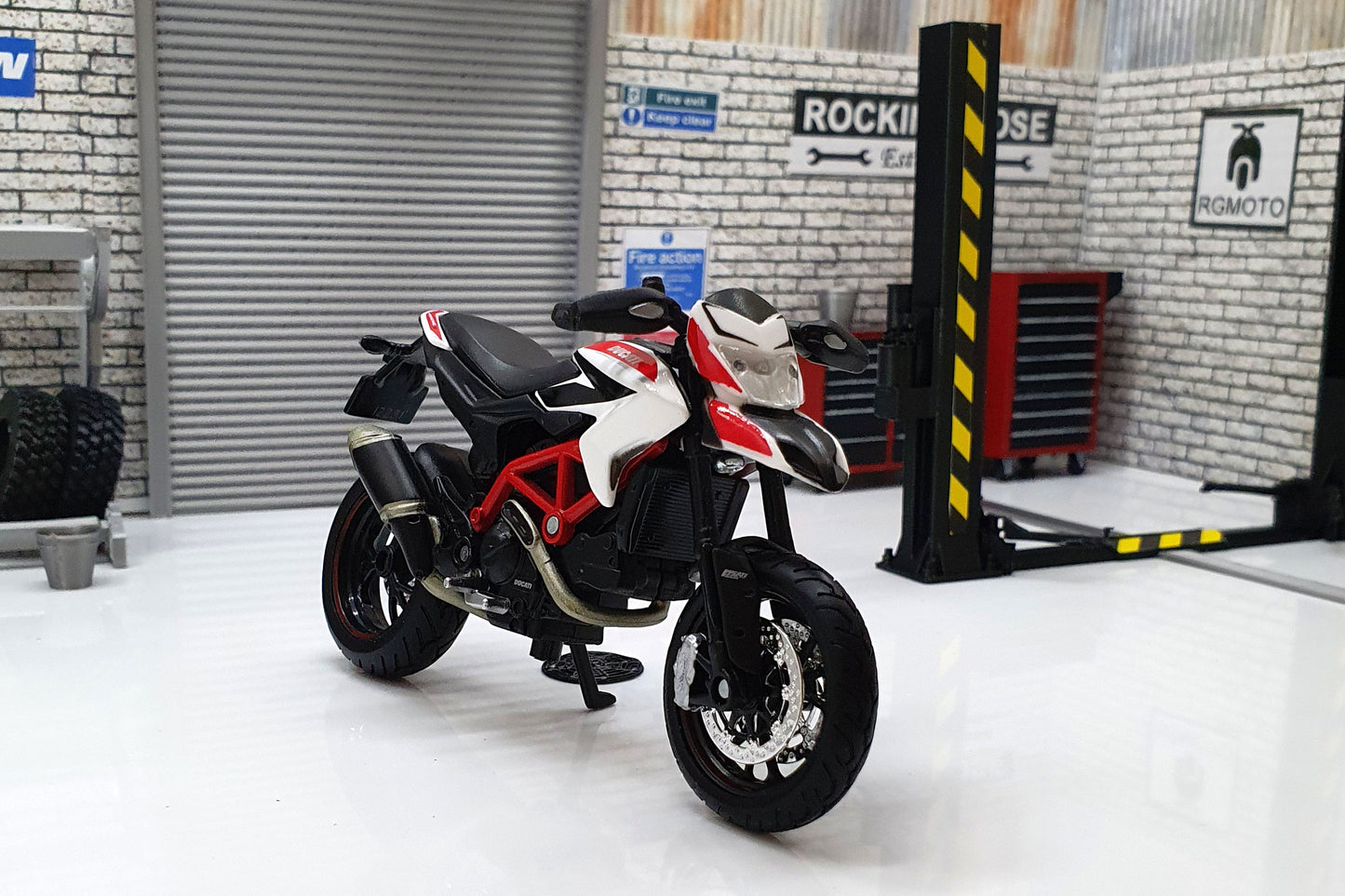 Ducati Hypermotard SP 1:18 Scale