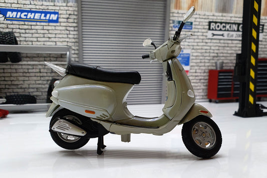 Vespa ET4 2003 1:18 Scale Scooter