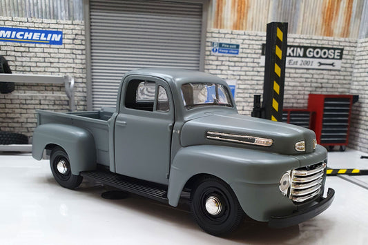 Ford F-1 Pick Up 1948 - Grey/Blue 1:24 Scale