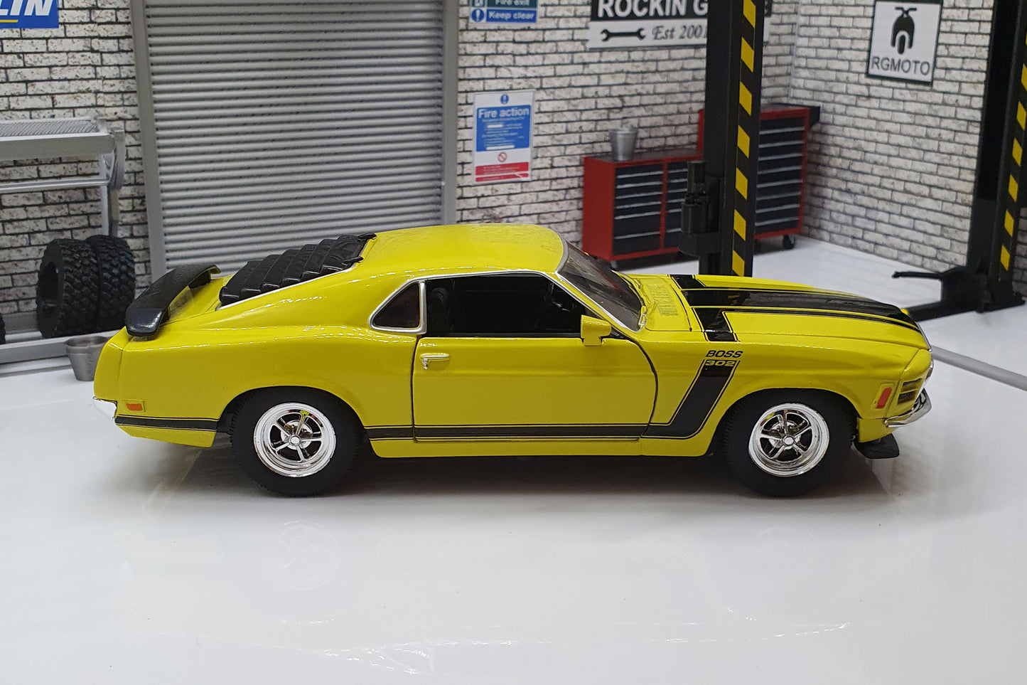 Ford Mustang Boss 302 1970 - Yellow  1:24 Scale