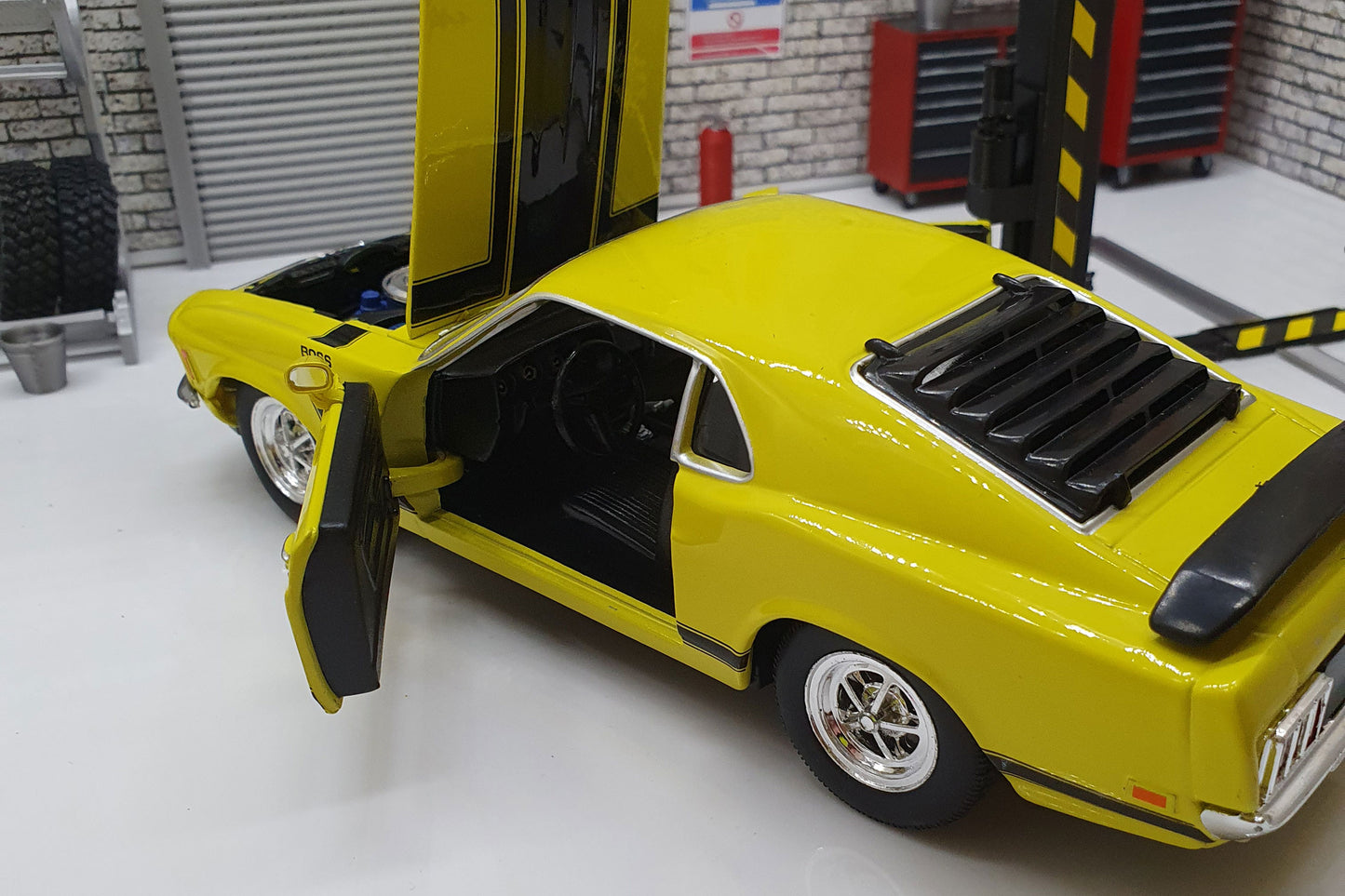 Ford Mustang Boss 302 1970 - Yellow  1:24 Scale