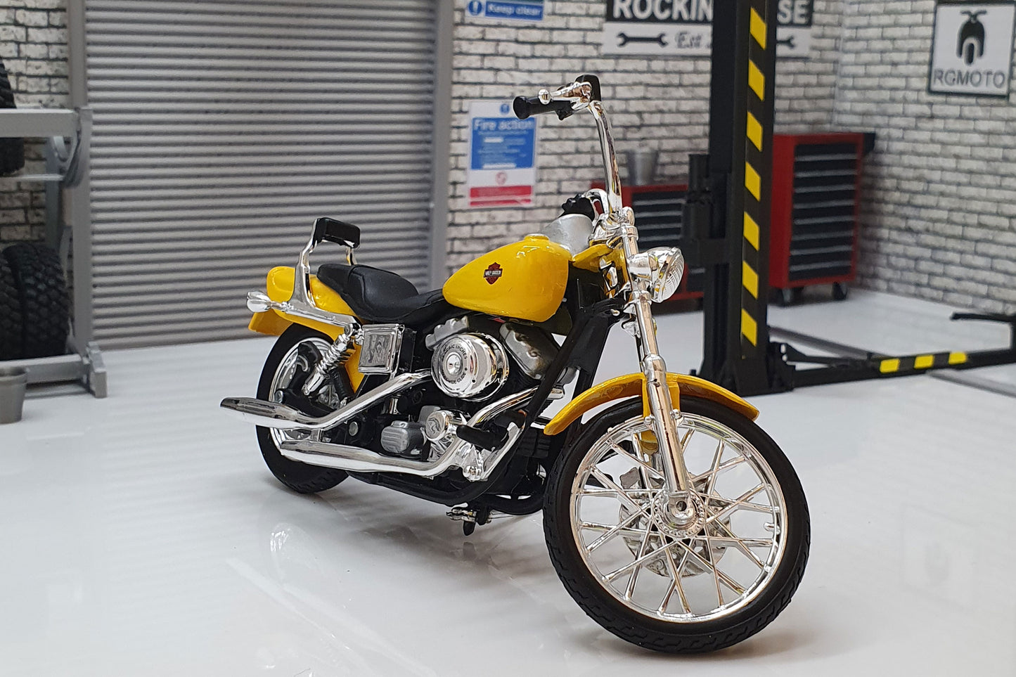 Harley Davidson FXDWG Dyna Wide Glide 2001 Yellow 1:18 Scale Model