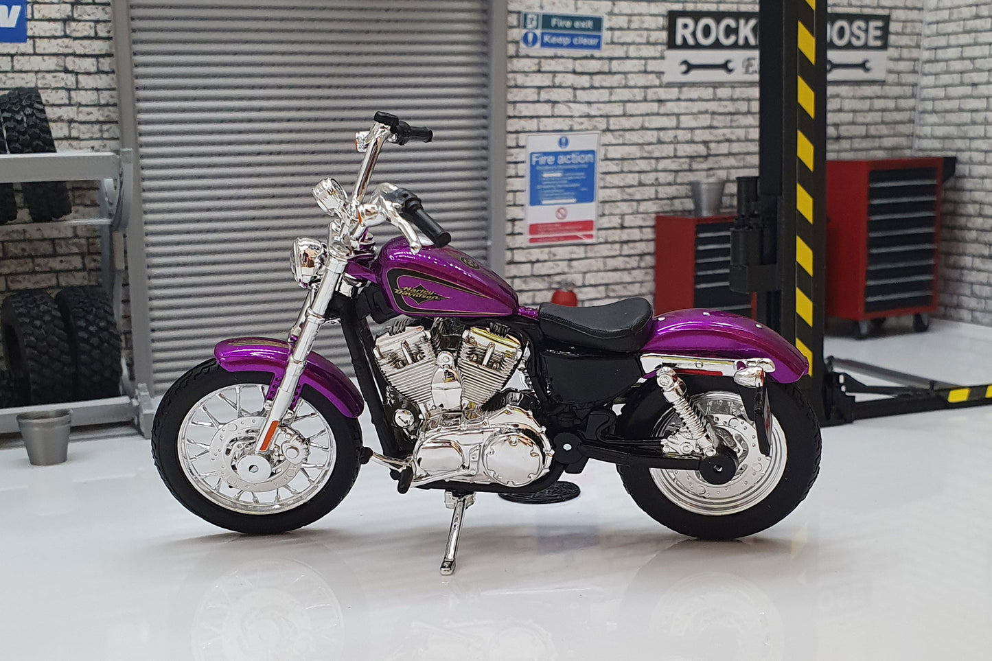 Harley Davidson XL1200V Seventy-Two 2013 (PURPLE) 1:18 Scale Model