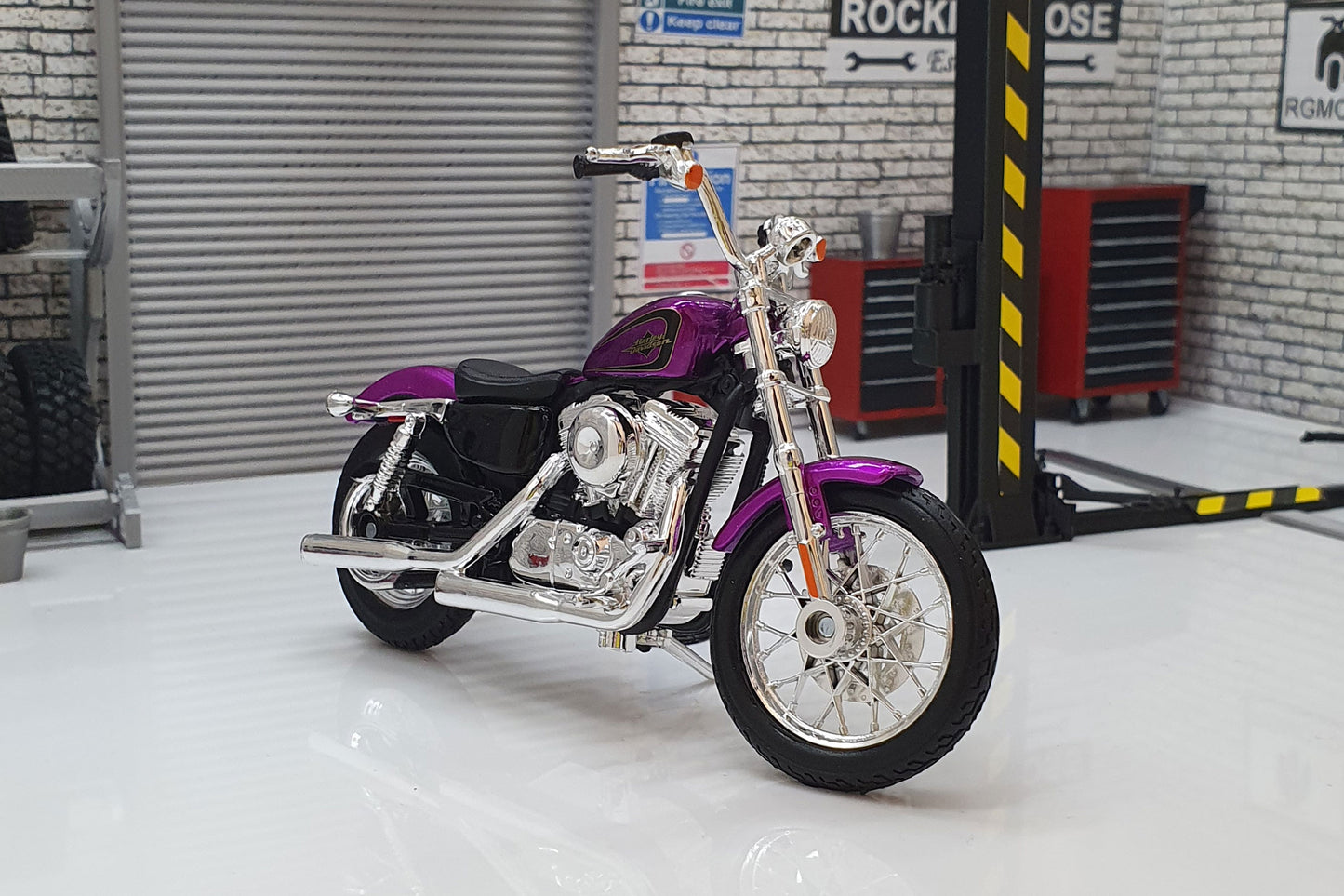 Harley Davidson XL1200V Seventy-Two 2013 (PURPLE) 1:18 Scale Model