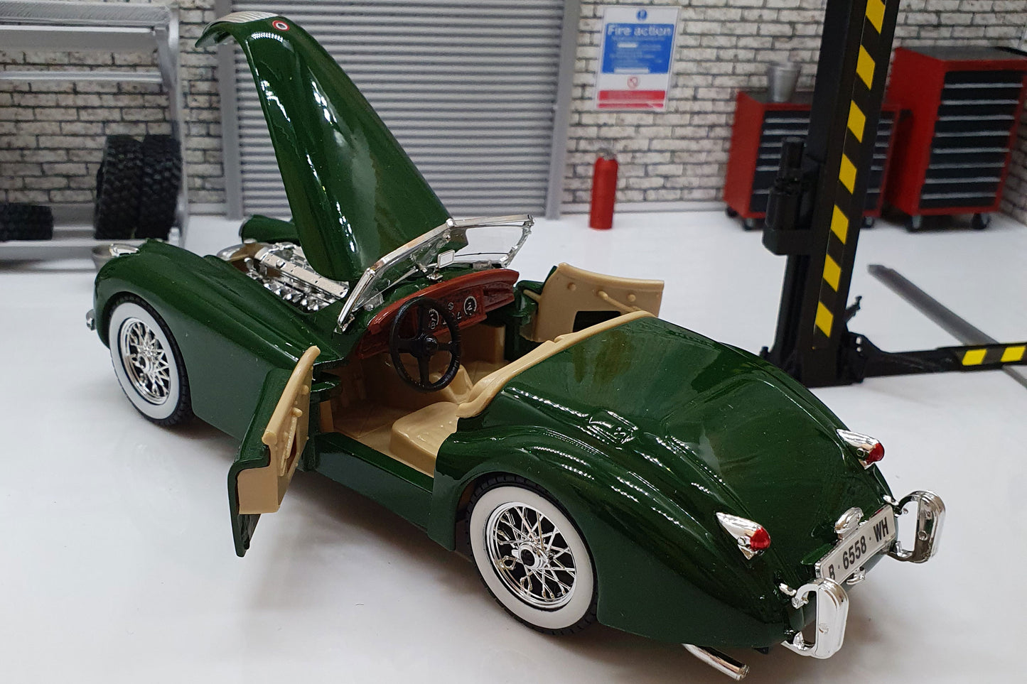 Jaguar Xk 120 Cabrio 1951 Green 1:24 Scale