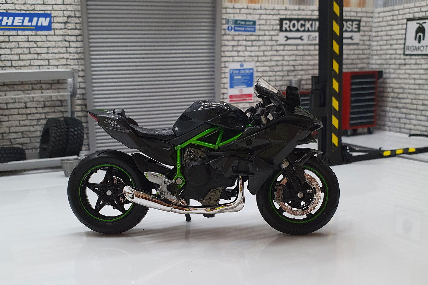 Kawasaki Ninja H2 R Black1:18 Scale