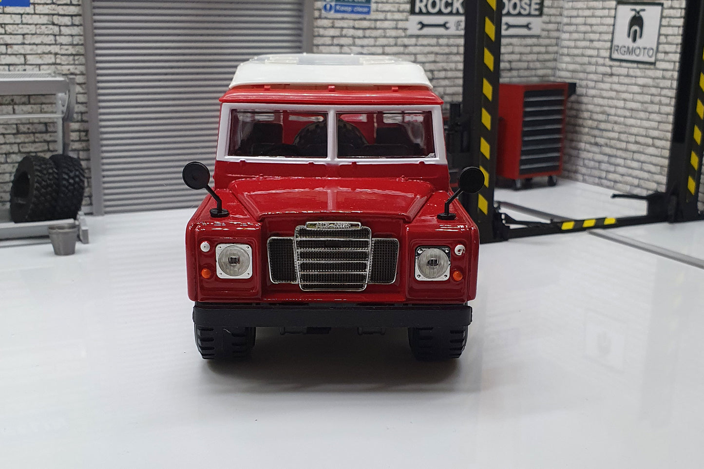 Land Rover Series II Red 1:24 Scale Car Model