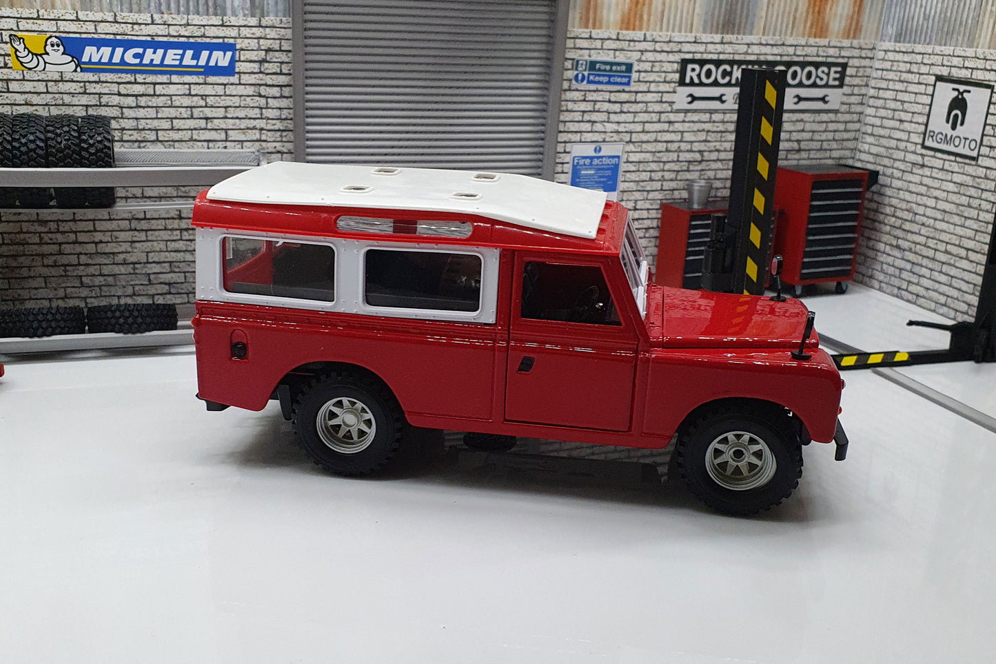 Land Rover Series II Red 1:24 Scale Car Model