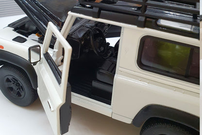 Land Rover Defender White  1:24 Scale