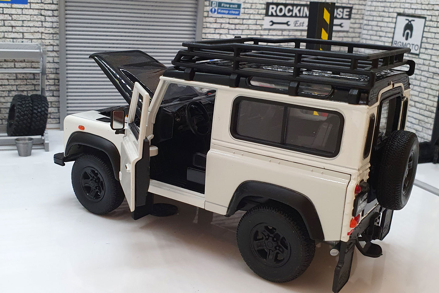 Land Rover Defender White  1:24 Scale