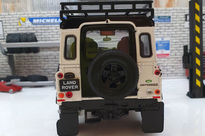 Land Rover Defender White  1:24 Scale