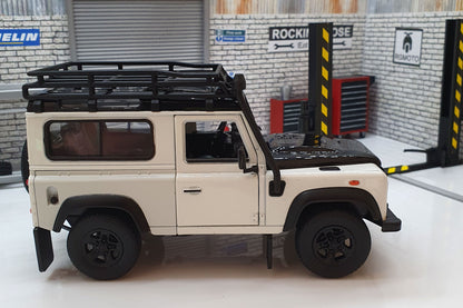 Land Rover Defender White  1:24 Scale