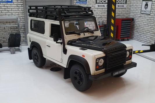 Land Rover Defender White  1:24 Scale