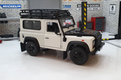 Land Rover Defender White  1:24 Scale