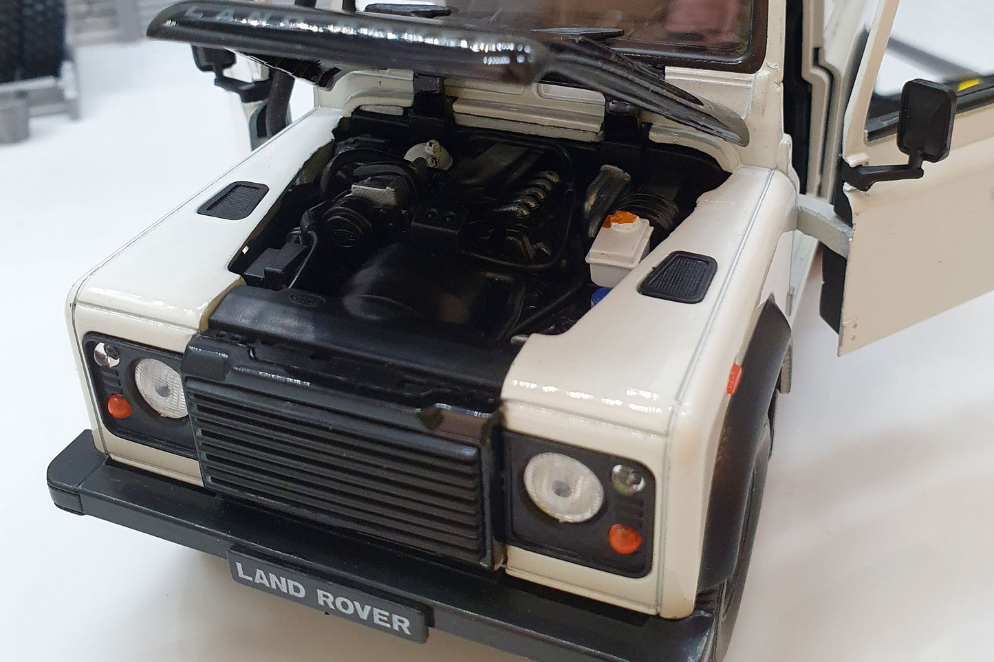 Land Rover Defender White  1:24 Scale