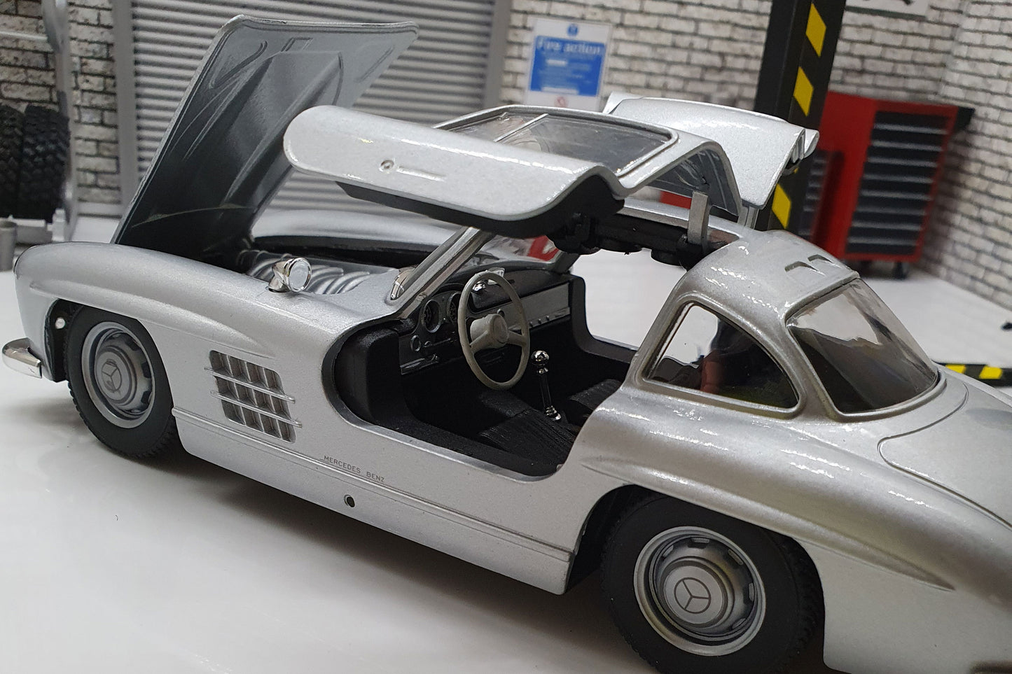 Mercedes 300 SL (W198), silver  1:24 Scale