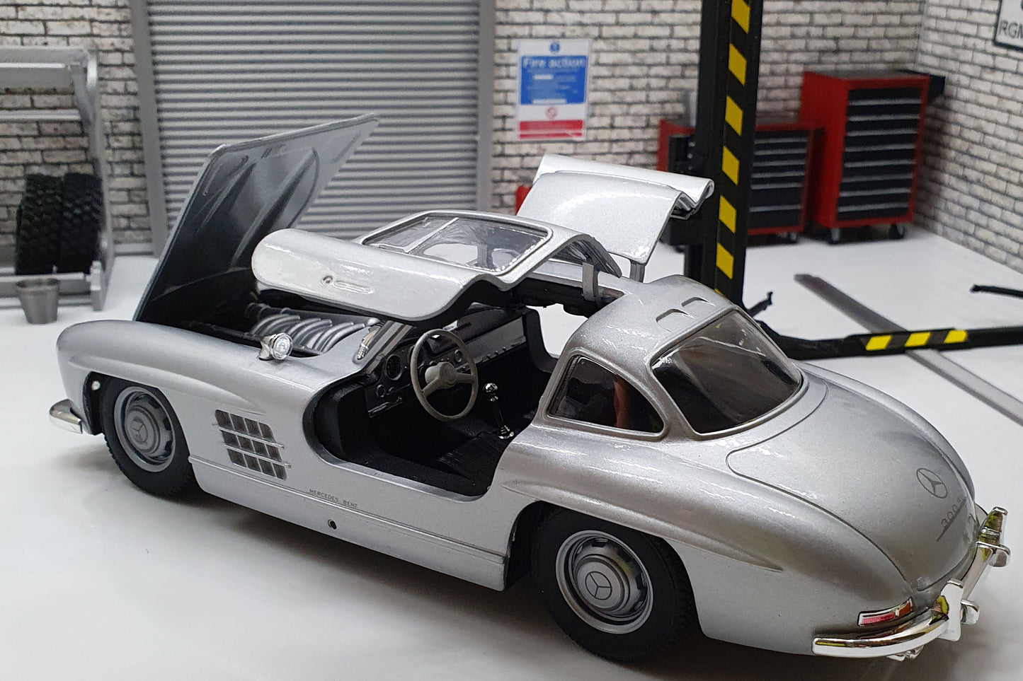 Mercedes 300 SL (W198), silver  1:24 Scale