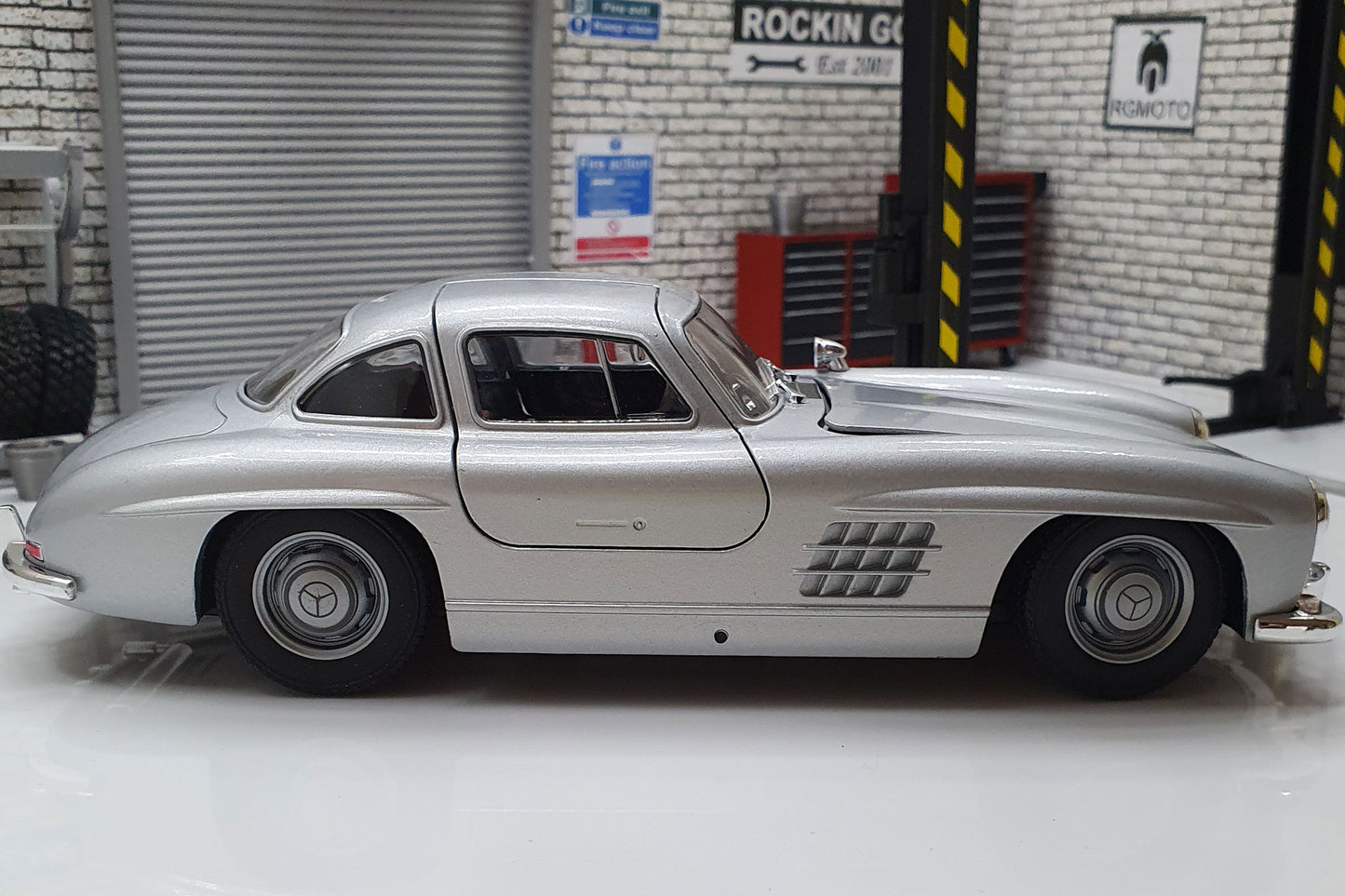 Mercedes 300 SL (W198), silver  1:24 Scale