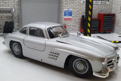 Mercedes 300 SL (W198), silver  1:24 Scale