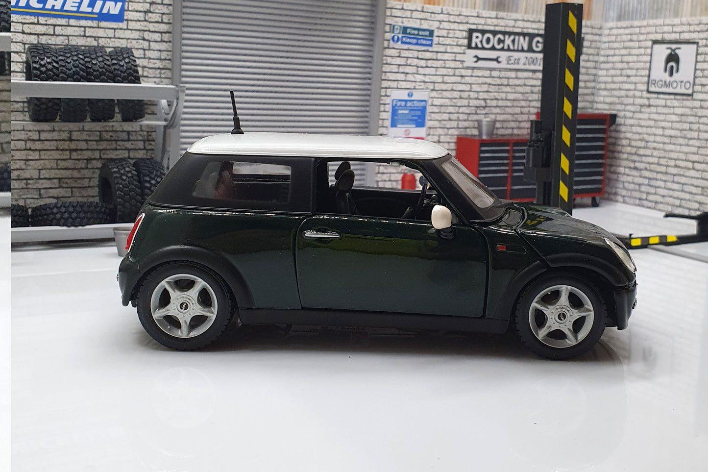 MODERN MINI COOPER 1:24 Scale Car Model