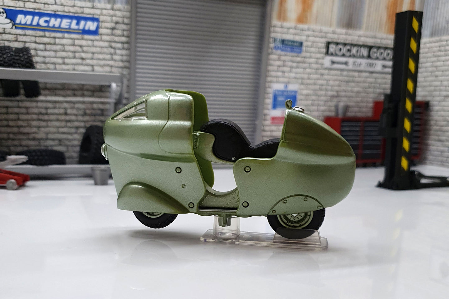 Vespa MONTHLERY 1950 1:18 Racer Scale Scooter