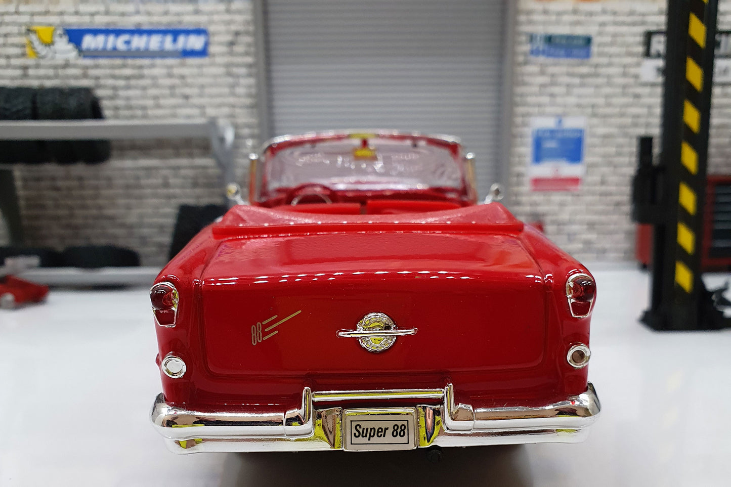 Oldsmobile Super 88 Convertible 1955 - Red/White  1:24 Scale