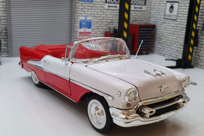 Oldsmobile Super 88 Convertible 1955 - Red/White  1:24 Scale