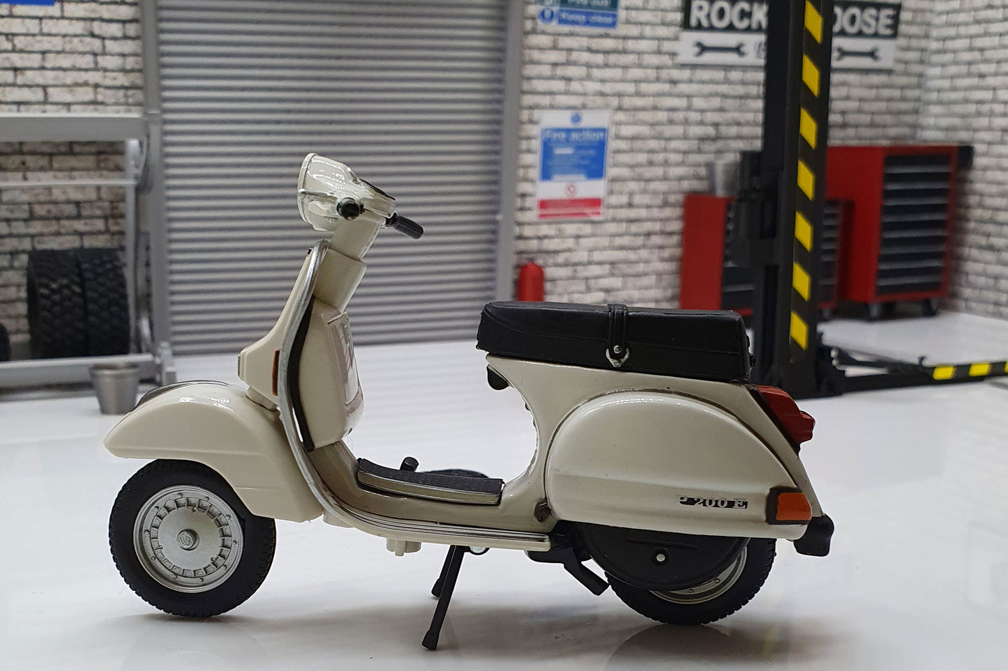 Vespa P200E 1978 1:18 Scale Scooter