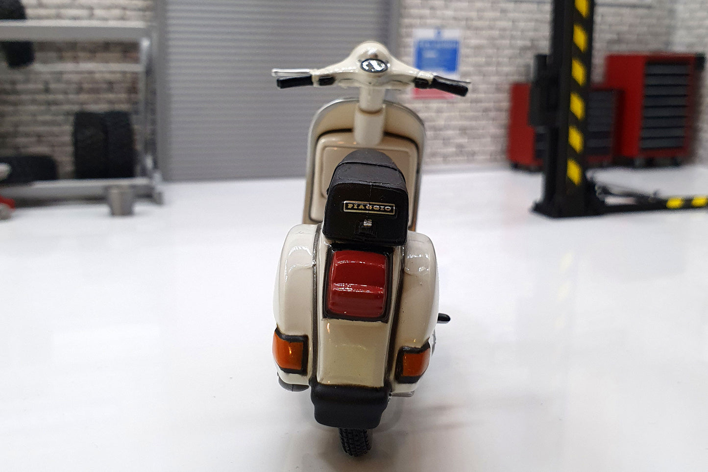 Vespa P200E 1978 1:18 Scale Scooter