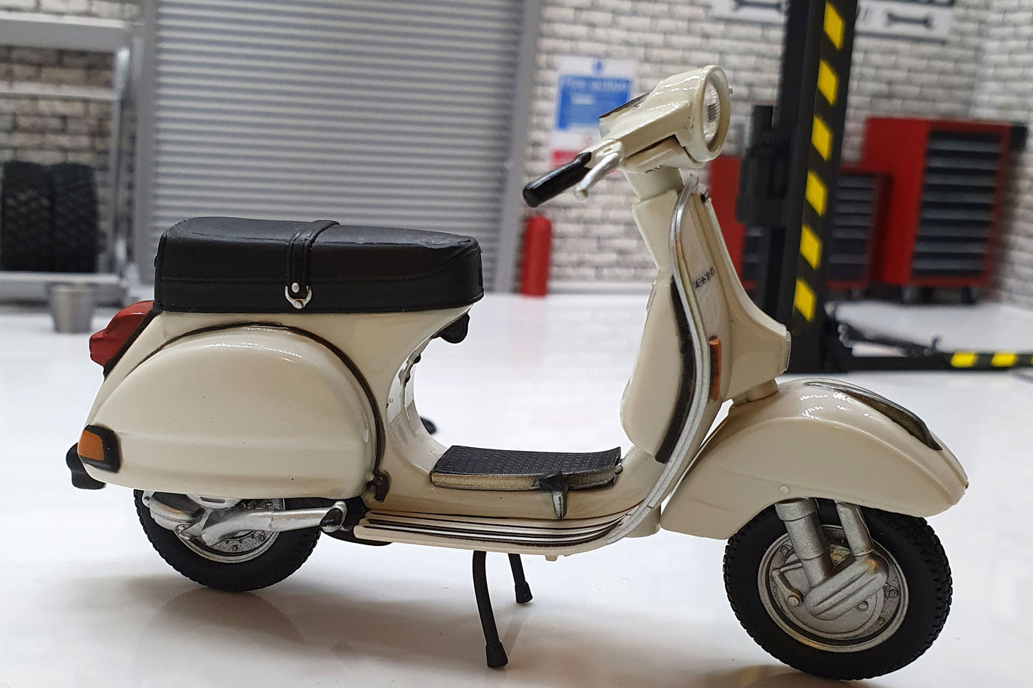 Vespa P200E 1978 1:18 Scale Scooter – RGMOTO