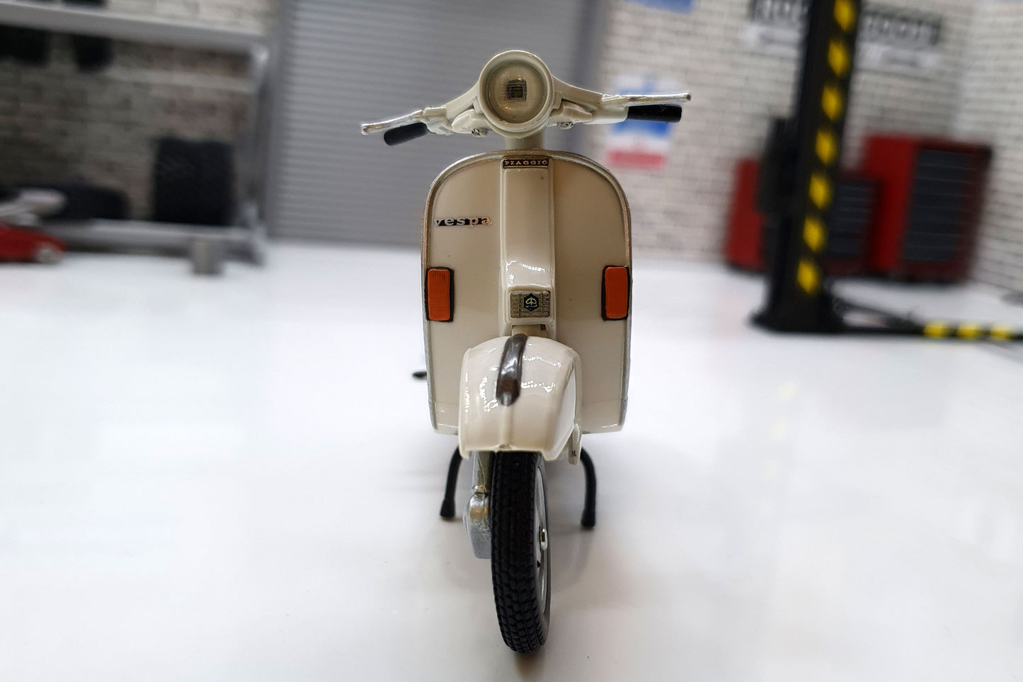 Vespa P200E 1978 1:18 Scale Scooter