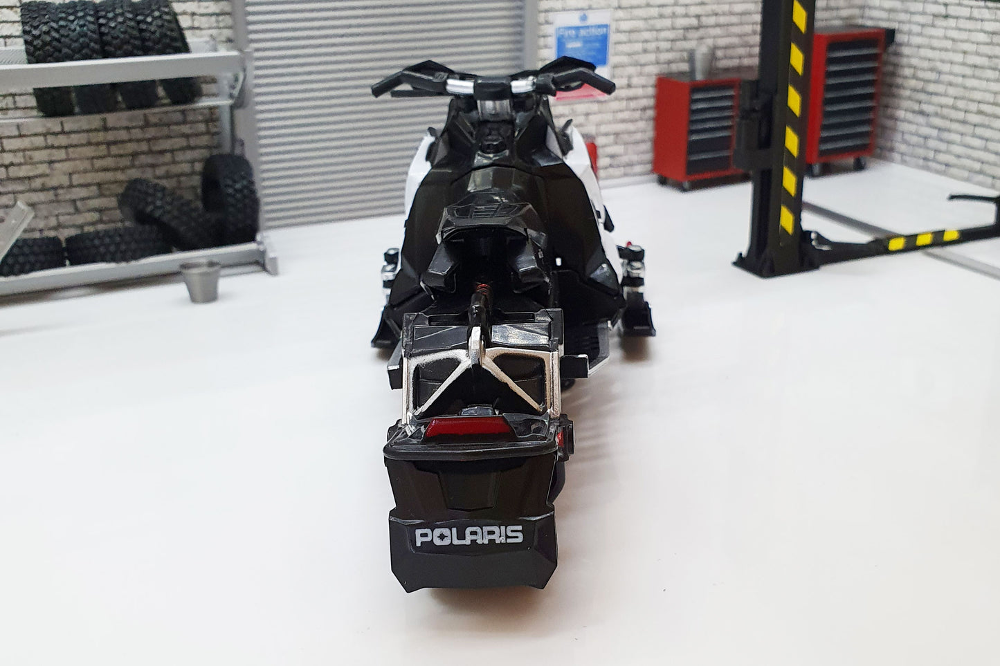 Polaris 800 Switchback PRO-X White/Black 1:16 Scale Snowmobile