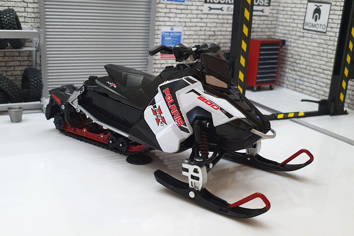 Polaris 800 Switchback PRO-X White/Black 1:16 Scale Snowmobile