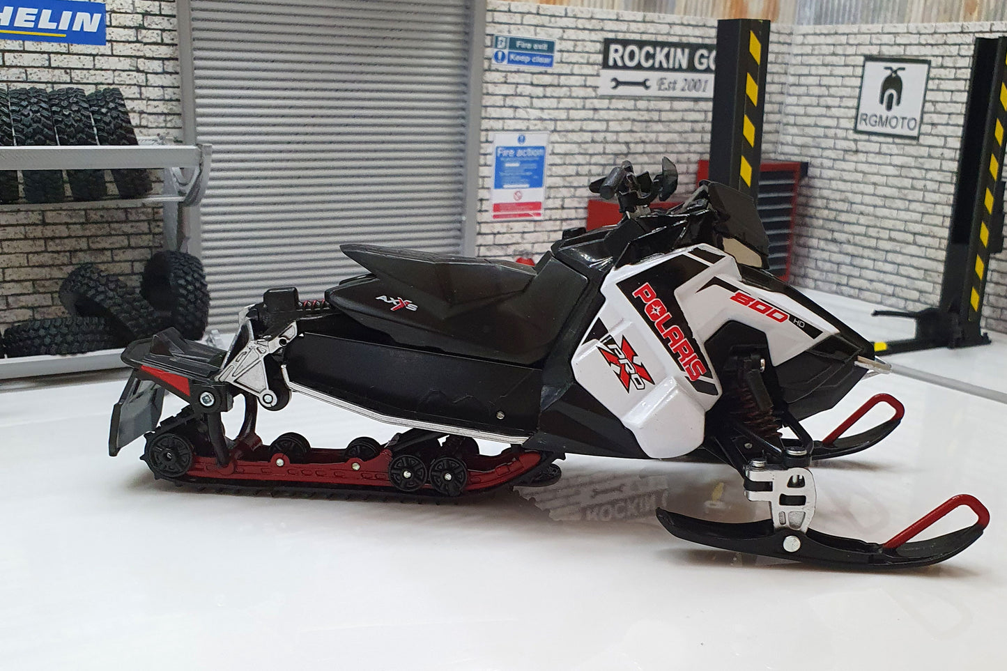 Polaris 800 Switchback PRO-X White/Black 1:16 Scale Snowmobile