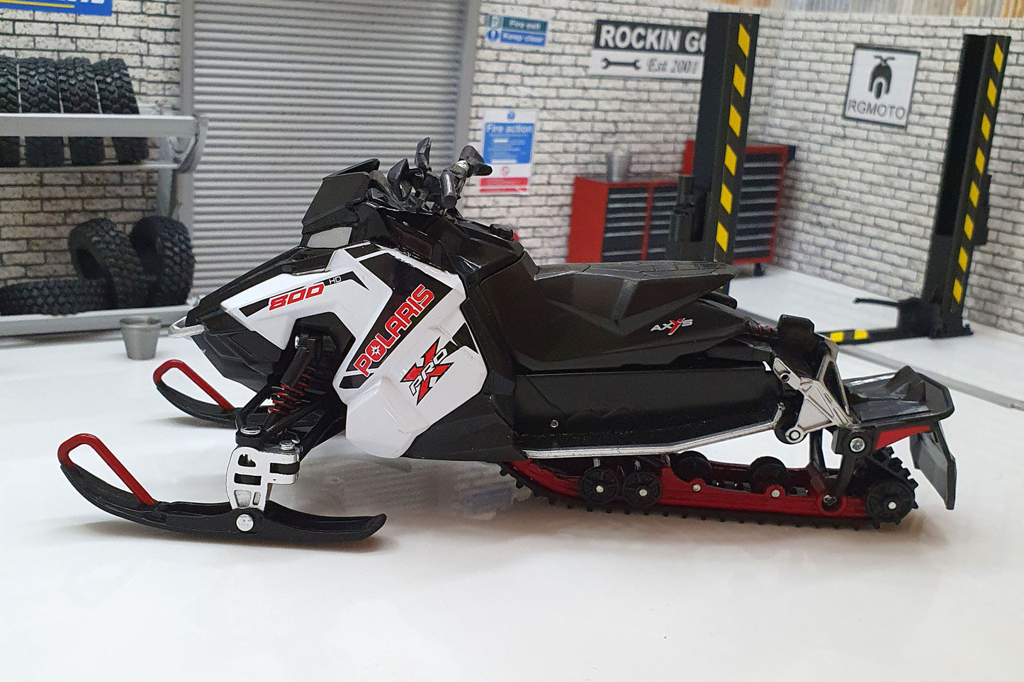 Polaris 800 Switchback PRO-X White/Black 1:16 Scale Snowmobile