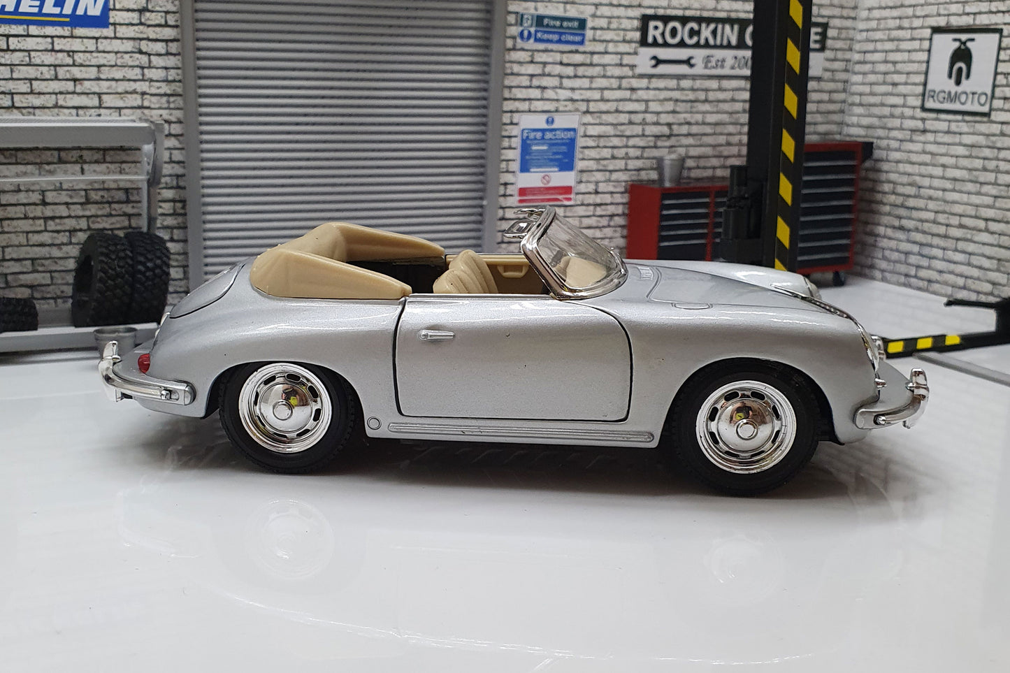 Porsche 356B - Silver  1:24 Scale