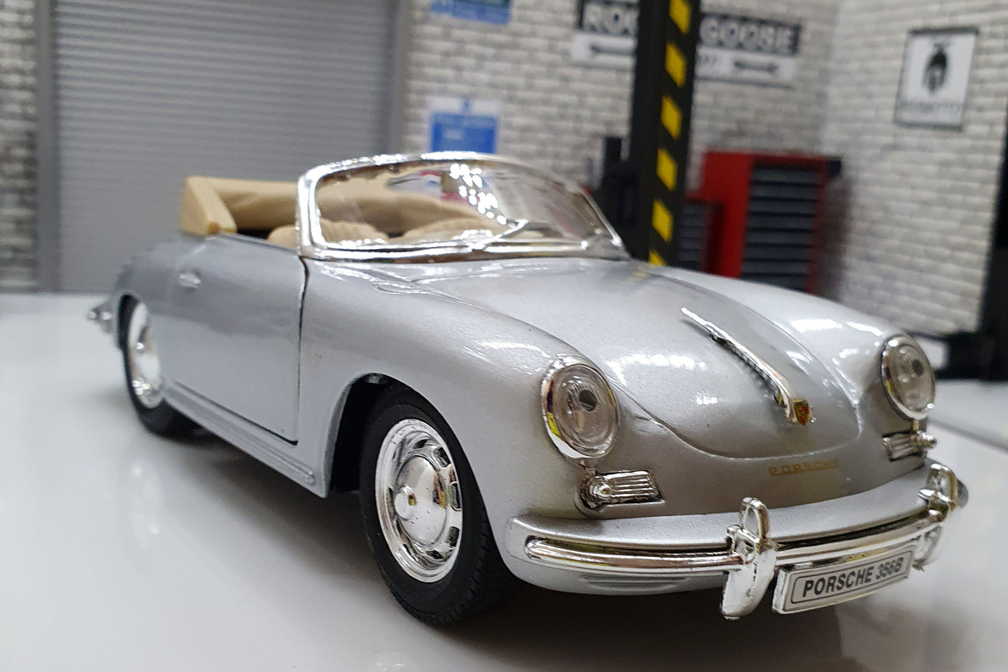 Porsche 356B - Silver  1:24 Scale