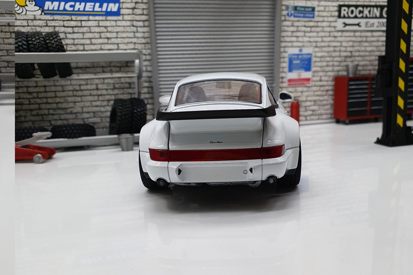 Porsche 911 (964) Turbo - White  1:24 Scale