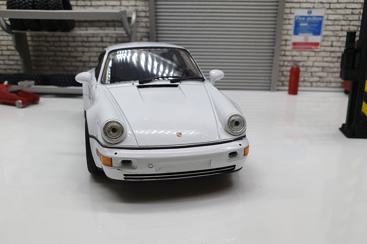 Porsche 911 (964) Turbo - White  1:24 Scale