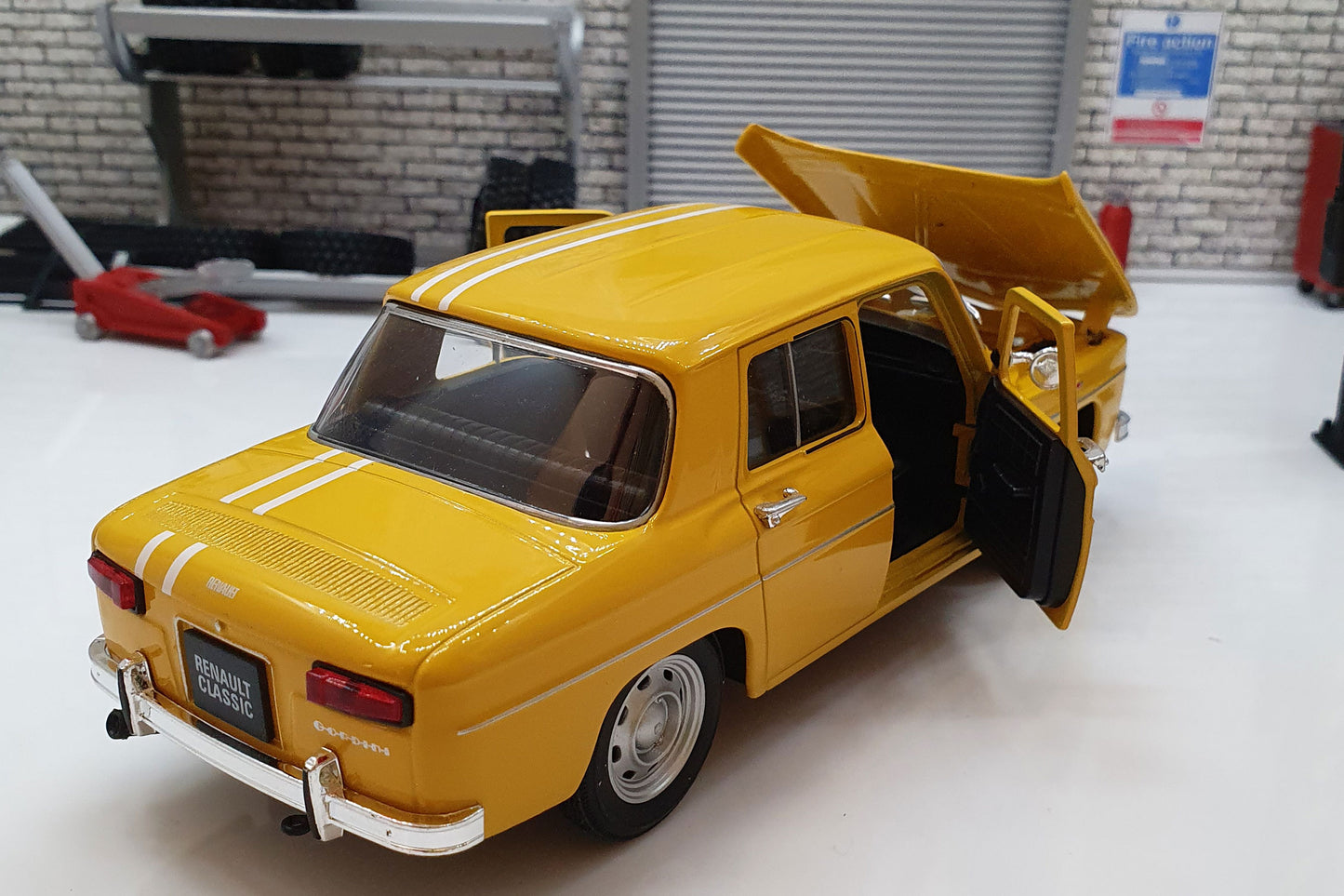 Renault R8 Gordini - Yellow  1:24 Scale